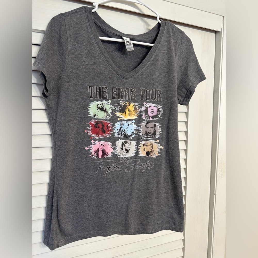 The Eras Tour Graphic T-Shirt Taylor Swift District Gray V-Neck Short Sleeve SM